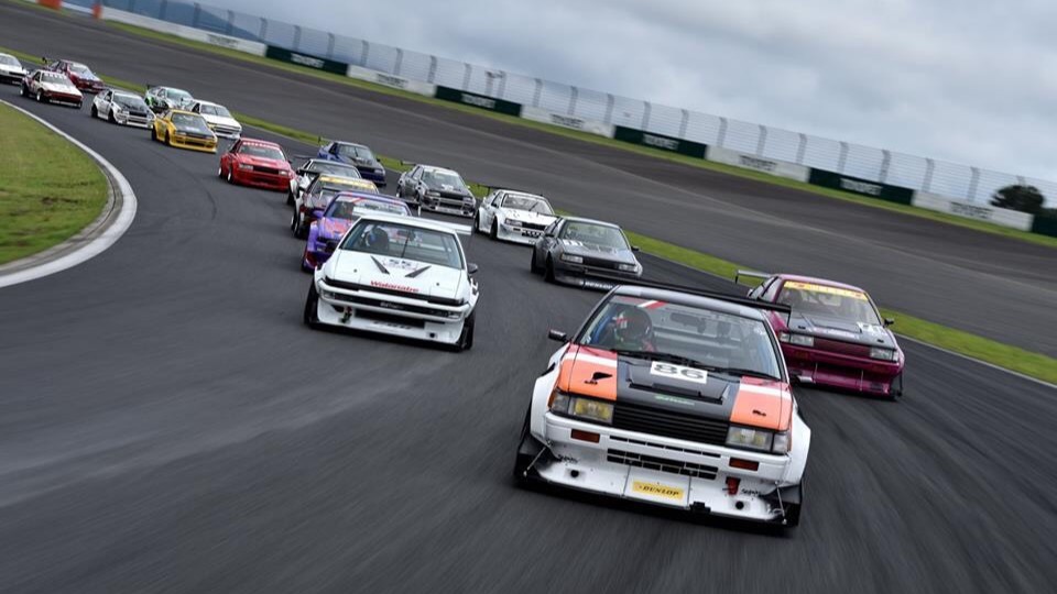 AE86 N1レース車両 — サーキットを駆け抜けるトレノとレビン